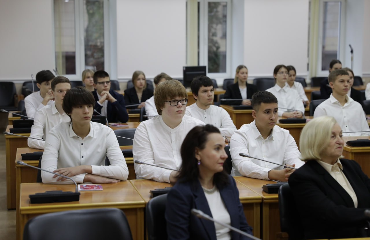 Сегодня в рамках третьего сезона проекта «Разговор о будущем» в Волгоградской городской Думе прошла встреча со старшеклассниками гимназии №6 Красноармейского района Сегодня в рамках третьего сезона проекта «Разговор о будущем» в Волгоградской городской Думе прошла встреча со старшеклассниками гимназии №6 Красноармейского района