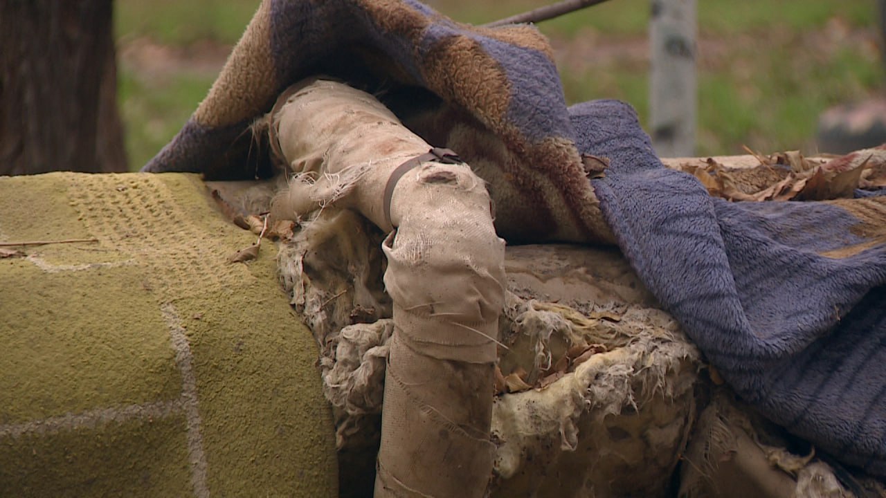 Проблемную теплотрассу на юге Волгограда утепляют коврами Проблемную теплотрассу на юге Волгограда утепляют коврами