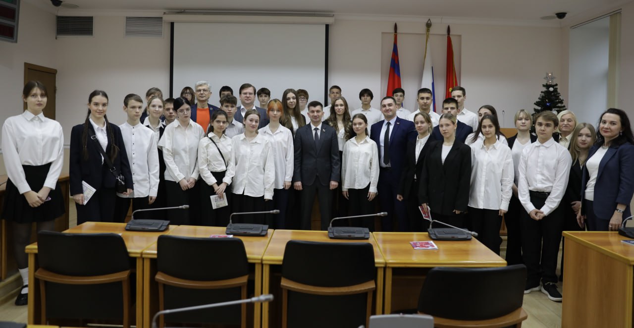 Сегодня в рамках третьего сезона проекта «Разговор о будущем» в Волгоградской городской Думе прошла встреча со старшеклассниками гимназии №6 Красноармейского района Сегодня в рамках третьего сезона проекта «Разговор о будущем» в Волгоградской городской Думе прошла встреча со старшеклассниками гимназии №6 Красноармейского района