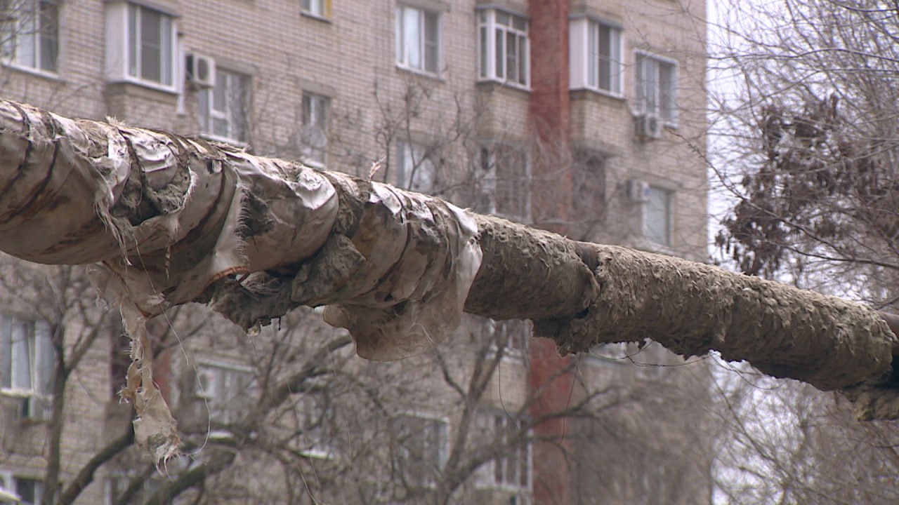 Проблемную теплотрассу на юге Волгограда утепляют коврами Проблемную теплотрассу на юге Волгограда утепляют коврами