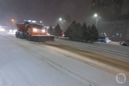 175 единиц техники обрабатывают волгоградские дороги после снегопада