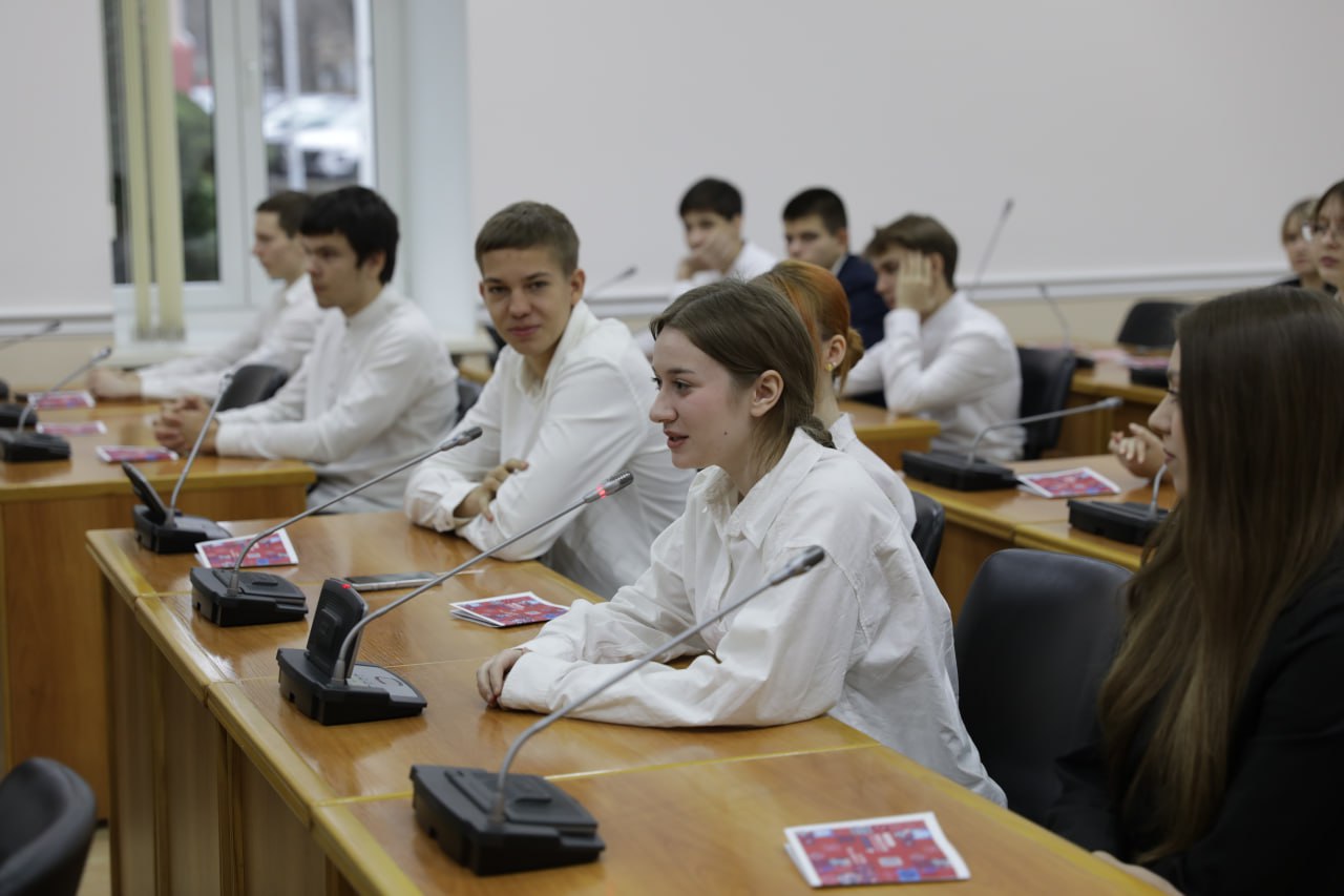 Сегодня в рамках третьего сезона проекта «Разговор о будущем» в Волгоградской городской Думе прошла встреча со старшеклассниками гимназии №6 Красноармейского района Сегодня в рамках третьего сезона проекта «Разговор о будущем» в Волгоградской городской Думе прошла встреча со старшеклассниками гимназии №6 Красноармейского района