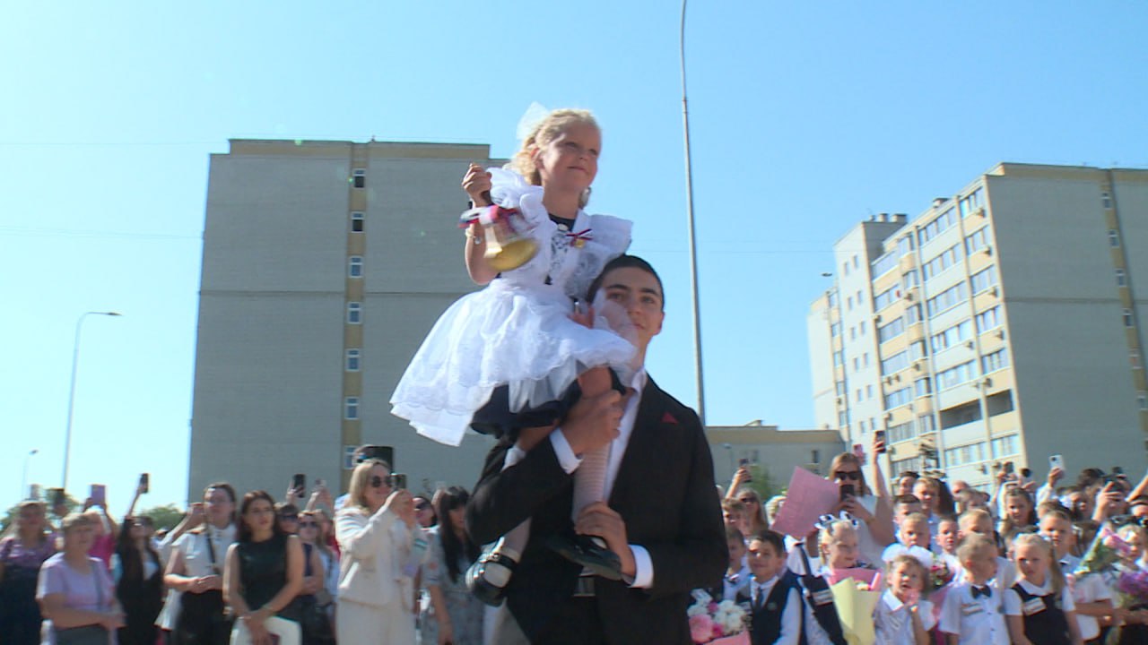 Последние звонки в школах в 2026 году пройдут 26 мая, выпускные вечера – 27 июня, сообщили в Минпросвещения