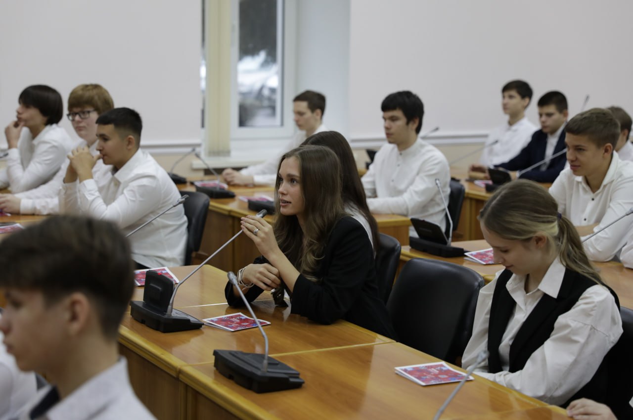 Сегодня в рамках третьего сезона проекта «Разговор о будущем» в Волгоградской городской Думе прошла встреча со старшеклассниками гимназии №6 Красноармейского района Сегодня в рамках третьего сезона проекта «Разговор о будущем» в Волгоградской городской Думе прошла встреча со старшеклассниками гимназии №6 Красноармейского района