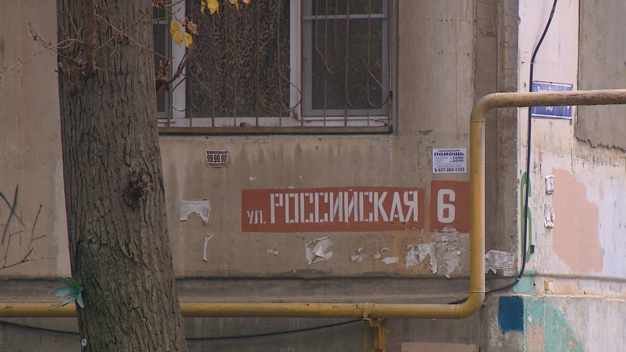 Проблемную теплотрассу на юге Волгограда утепляют коврами Проблемную теплотрассу на юге Волгограда утепляют коврами