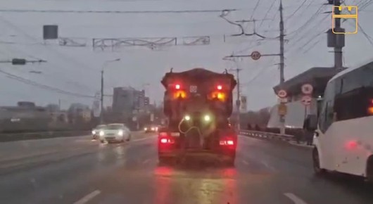 С началом снегопада к превентивной обработке городских магистралей сегодня утром приступили бригады муниципальных дорожных предприятий