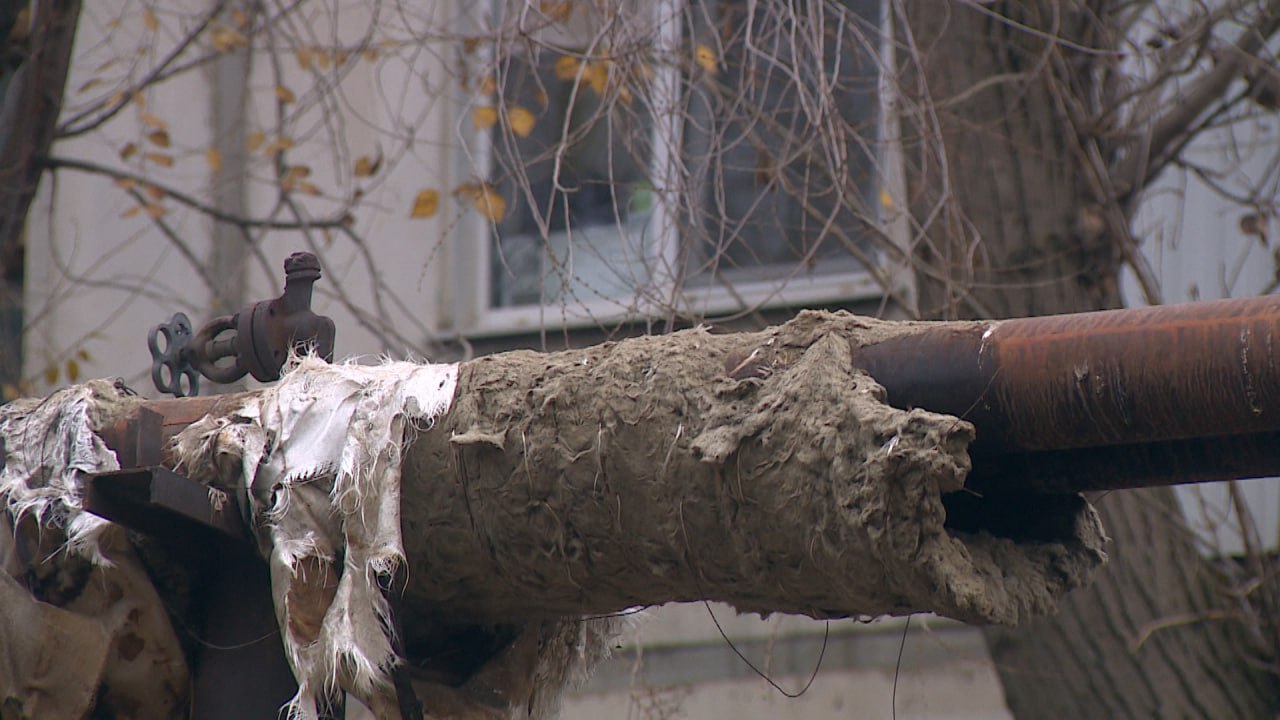 Проблемную теплотрассу на юге Волгограда утепляют коврами Проблемную теплотрассу на юге Волгограда утепляют коврами