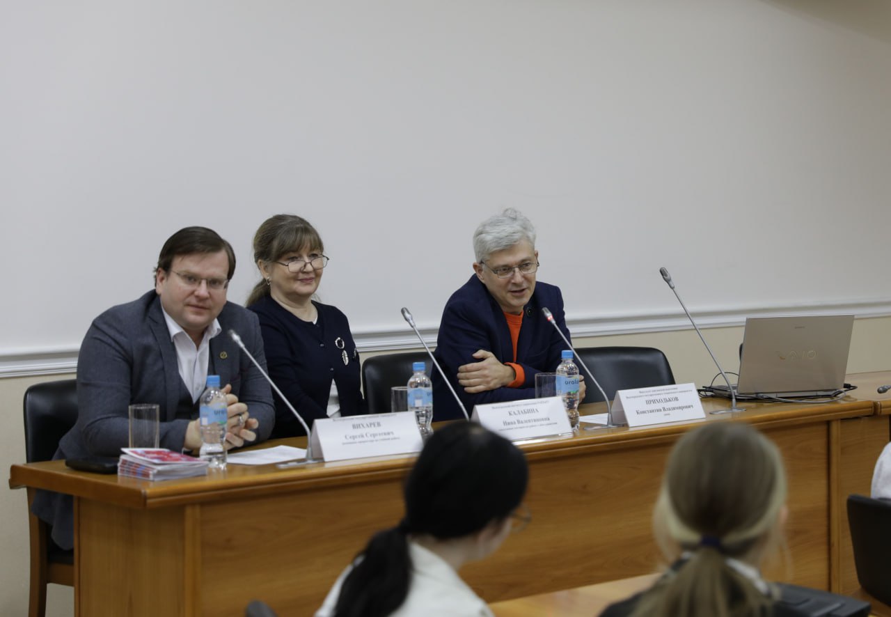 Сегодня в рамках третьего сезона проекта «Разговор о будущем» в Волгоградской городской Думе прошла встреча со старшеклассниками гимназии №6 Красноармейского района Сегодня в рамках третьего сезона проекта «Разговор о будущем» в Волгоградской городской Думе прошла встреча со старшеклассниками гимназии №6 Красноармейского района