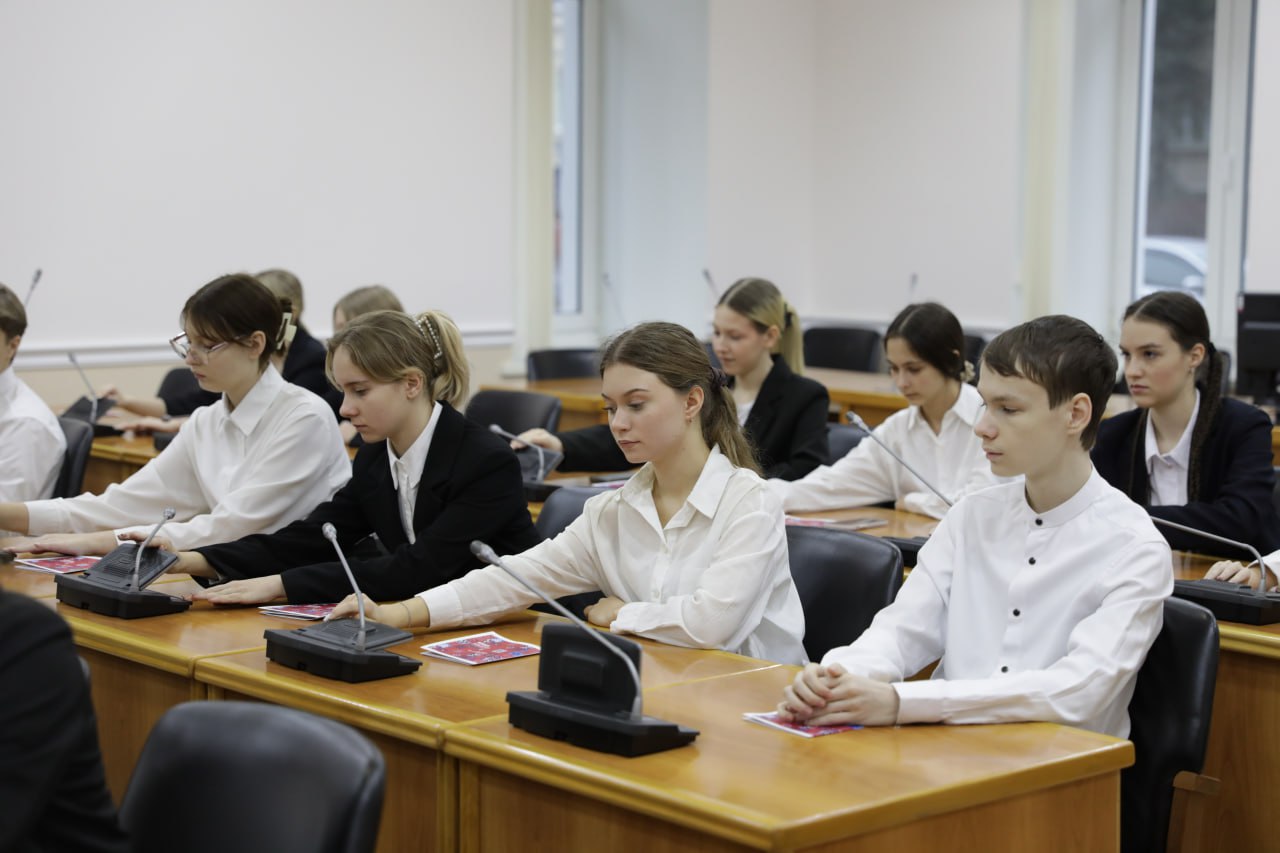 Сегодня в рамках третьего сезона проекта «Разговор о будущем» в Волгоградской городской Думе прошла встреча со старшеклассниками гимназии №6 Красноармейского района Сегодня в рамках третьего сезона проекта «Разговор о будущем» в Волгоградской городской Думе прошла встреча со старшеклассниками гимназии №6 Красноармейского района