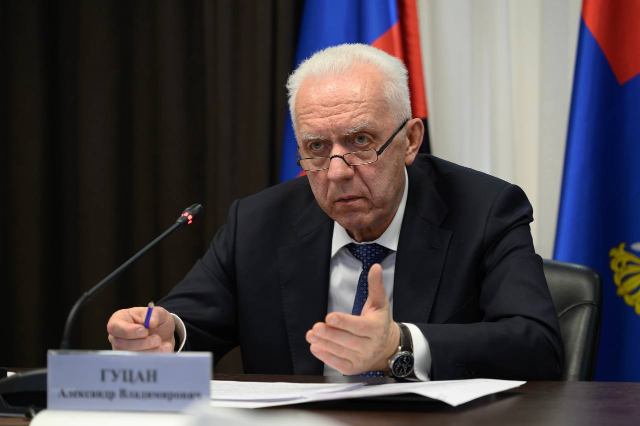 На протяжении трех часов Александр Гуцан детально разбирался в ситуации каждого из обратившихся на прием жителя Волгоградской области На протяжении трех часов Александр Гуцан детально разбирался в ситуации каждого из обратившихся на прием жителя Волгоградской области