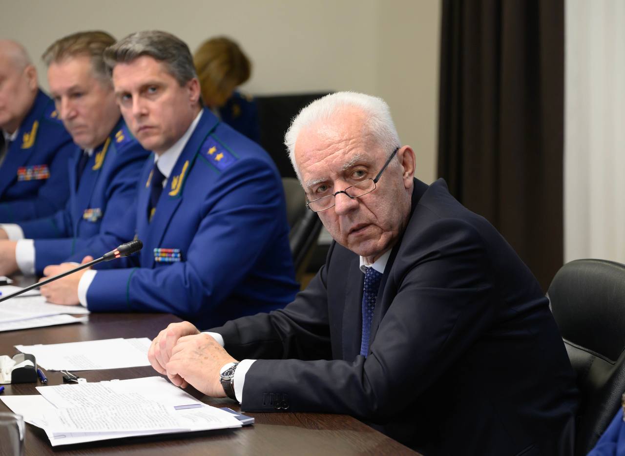 На протяжении трех часов Александр Гуцан детально разбирался в ситуации каждого из обратившихся на прием жителя Волгоградской области На протяжении трех часов Александр Гуцан детально разбирался в ситуации каждого из обратившихся на прием жителя Волгоградской области