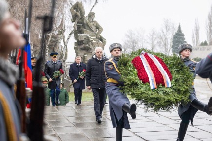 Александр Гуцан возложил цветы на Мамаевом кургане