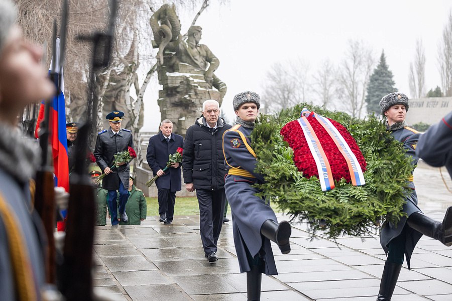 Александр Гуцан возложил цветы на Мамаевом кургане