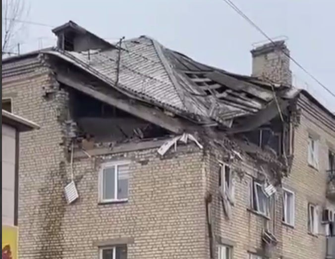 Жильцы разрушенного подъезда не могут вернуться домой после взрыва дома под Волгоградом