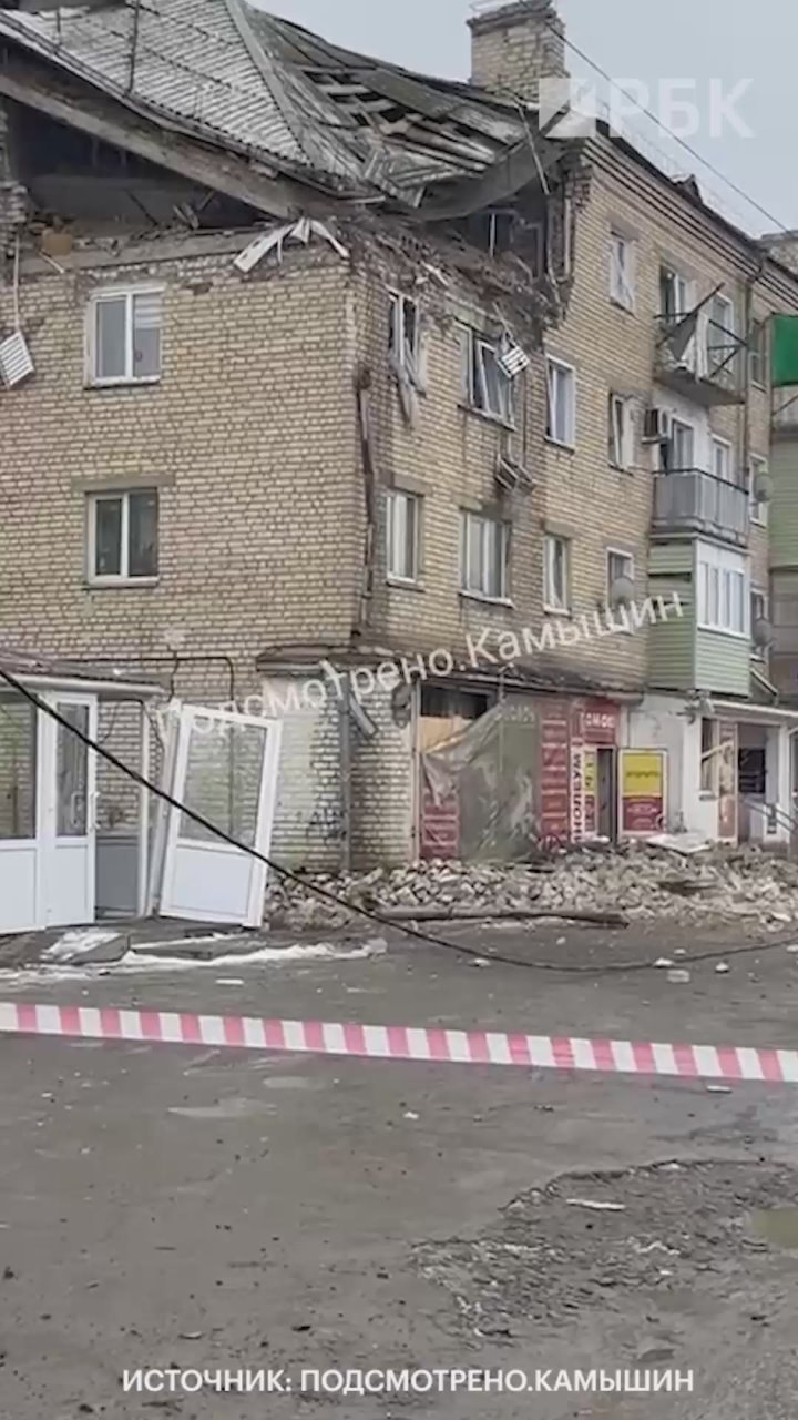 Частичное обрушение многоквартирного дома произошло в городе Петров Вал Волгоградской области, пострадали трое взрослых и один ребенок, сообщает администрация региона