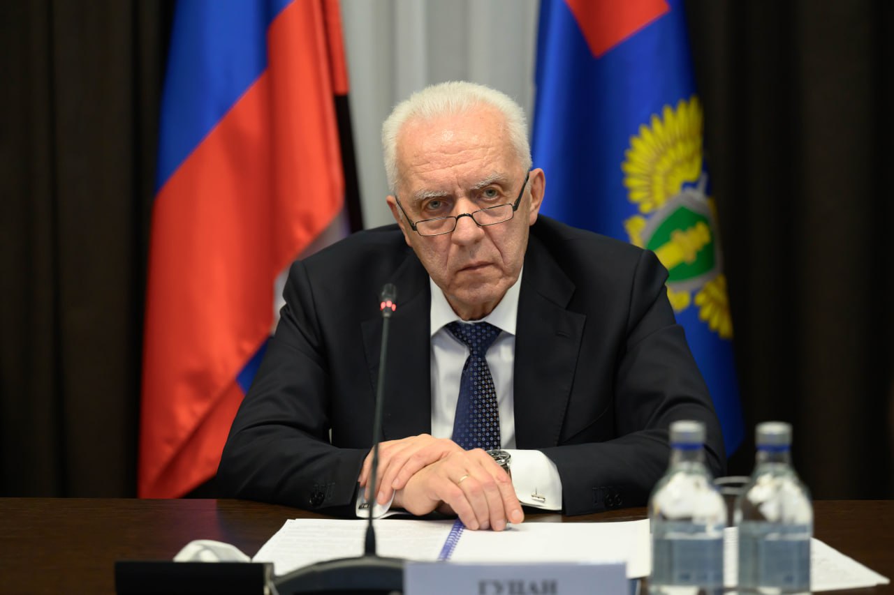 Президент ассоциации грузового автомобильного транспорта «Грузавтотранс» Владимир Матягин сообщил Александру Гуцану о некорректной работе автоматизированных пунктов весогабаритного контроля на территории региона