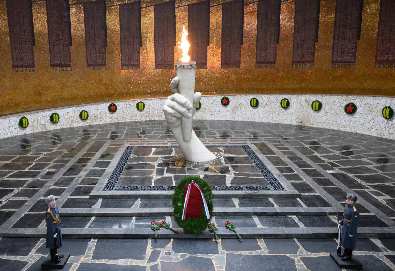 Свою поездку Генпрокурор России начал с возложения венка к Вечному огню в зале Воинской славы и цветов к могиле Маршала, дважды Героя Советского Союза Василия Чуйкова на Мамаевом кургане Свою поездку Генпрокурор России начал с возложения венка к Вечному огню в зале Воинской славы и цветов к могиле Маршала, дважды Героя Советского Союза Василия Чуйкова на Мамаевом кургане