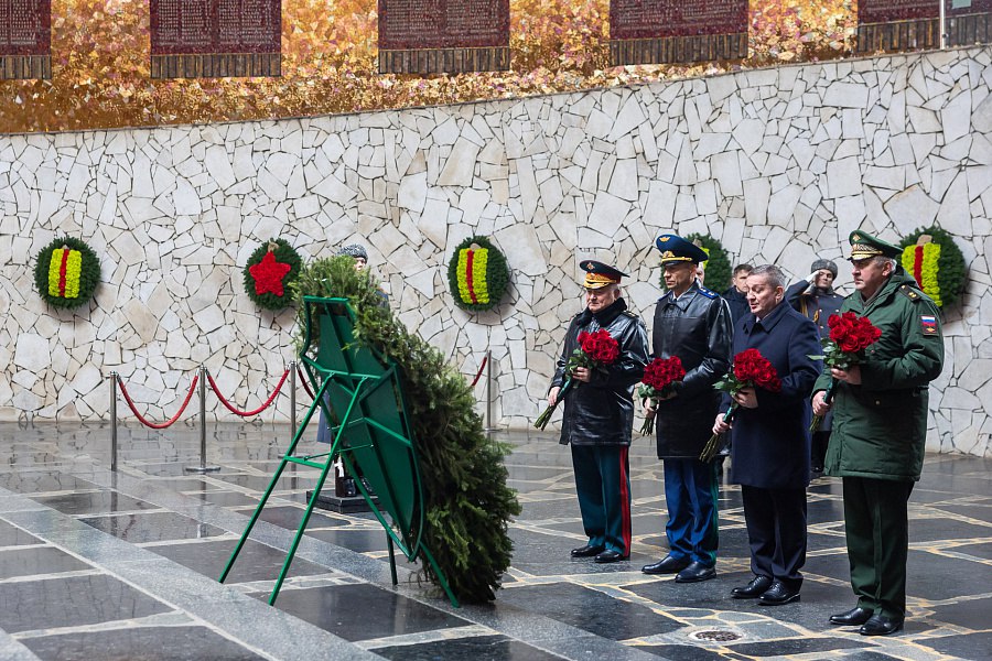 Александр Гуцан возложил цветы на Мамаевом кургане Александр Гуцан возложил цветы на Мамаевом кургане