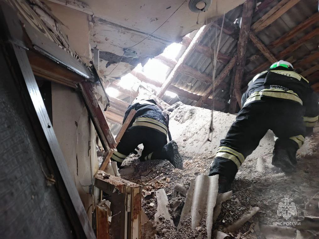 В Петров Вале Волгоградской области хлопок повредил жилой дом В Петров Вале Волгоградской области хлопок повредил жилой дом