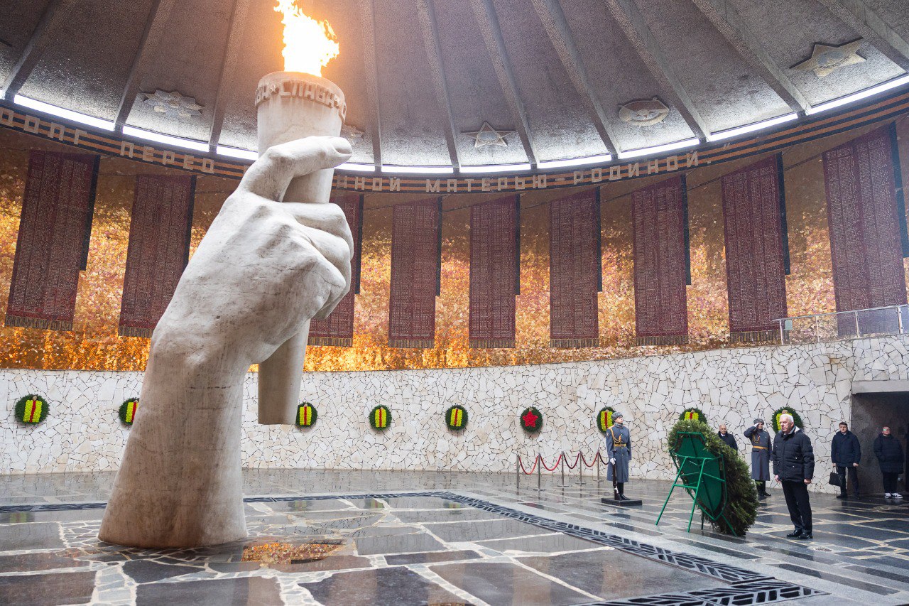 Александр Гуцан возложил цветы на Мамаевом кургане Александр Гуцан возложил цветы на Мамаевом кургане