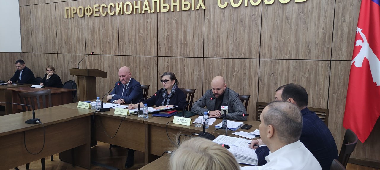 Заседание Волгоградской городской трехсторонней комиссии по регулированию социально-трудовых отношений прошло сегодня в областном Совете профсоюзов под председательством Татьяны Гензе Заседание Волгоградской городской трехсторонней комиссии по регулированию социально-трудовых отношений прошло сегодня в областном Совете профсоюзов под председательством Татьяны Гензе