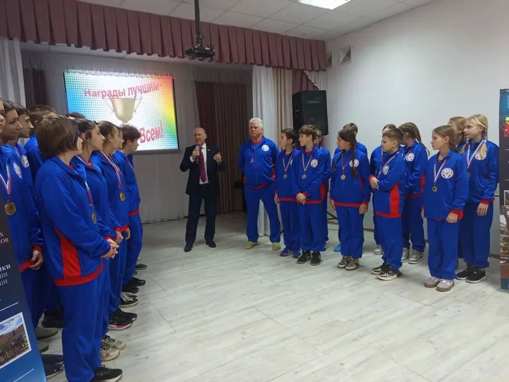 10 декабря в школе №100 Кировского района прошло важное событие – заседание Директорского клуба