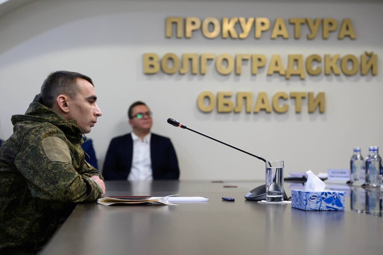 На протяжении трех часов Александр Гуцан детально разбирался в ситуации каждого из обратившихся на прием жителя Волгоградской области На протяжении трех часов Александр Гуцан детально разбирался в ситуации каждого из обратившихся на прием жителя Волгоградской области