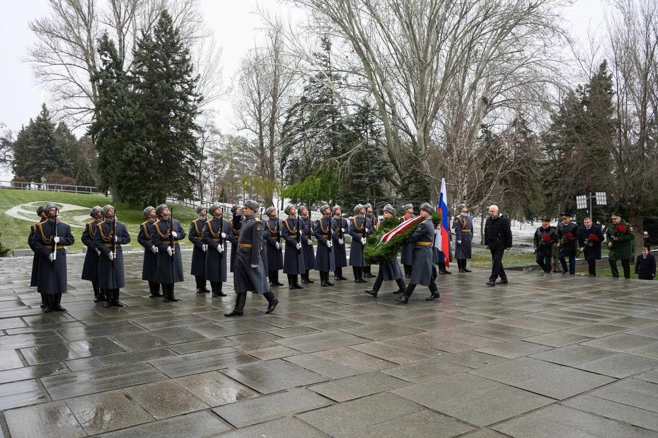 Свою поездку Генпрокурор России начал с возложения венка к Вечному огню в зале Воинской славы и цветов к могиле Маршала, дважды Героя Советского Союза Василия Чуйкова на Мамаевом кургане Свою поездку Генпрокурор России начал с возложения венка к Вечному огню в зале Воинской славы и цветов к могиле Маршала, дважды Героя Советского Союза Василия Чуйкова на Мамаевом кургане