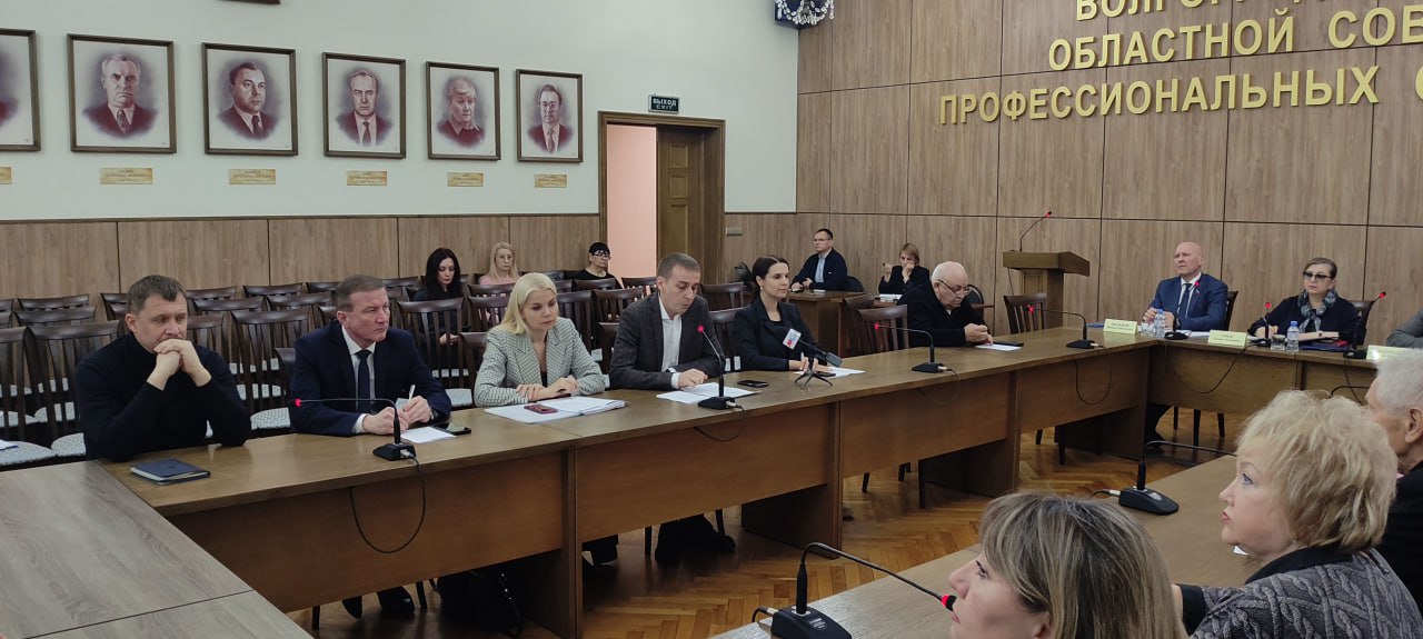 Заседание Волгоградской городской трехсторонней комиссии по регулированию социально-трудовых отношений прошло сегодня в областном Совете профсоюзов под председательством Татьяны Гензе Заседание Волгоградской городской трехсторонней комиссии по регулированию социально-трудовых отношений прошло сегодня в областном Совете профсоюзов под председательством Татьяны Гензе