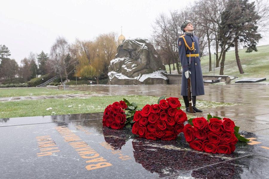 Александр Гуцан возложил цветы на Мамаевом кургане Александр Гуцан возложил цветы на Мамаевом кургане