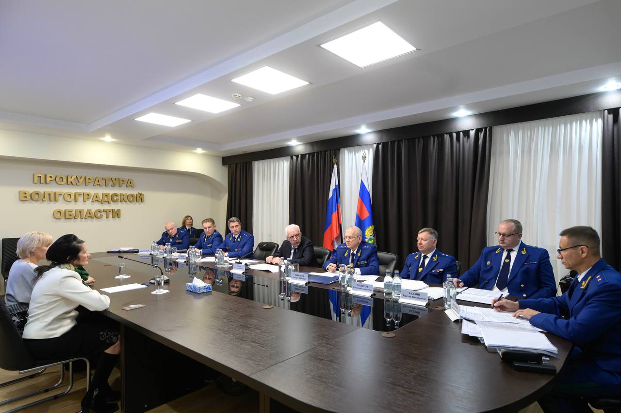 На протяжении трех часов Александр Гуцан детально разбирался в ситуации каждого из обратившихся на прием жителя Волгоградской области На протяжении трех часов Александр Гуцан детально разбирался в ситуации каждого из обратившихся на прием жителя Волгоградской области