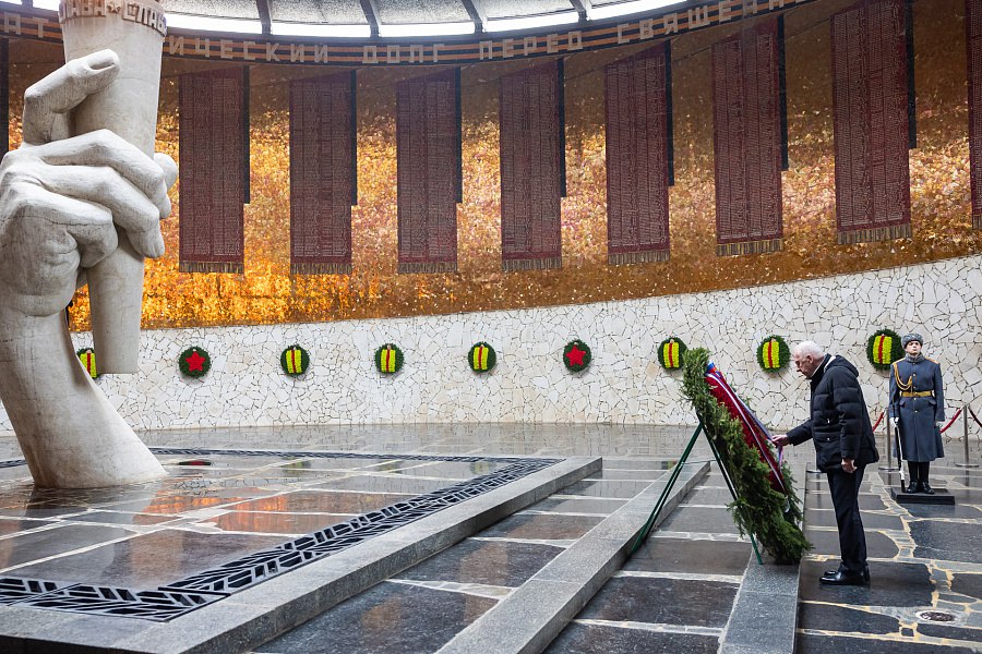 Александр Гуцан возложил цветы на Мамаевом кургане Александр Гуцан возложил цветы на Мамаевом кургане