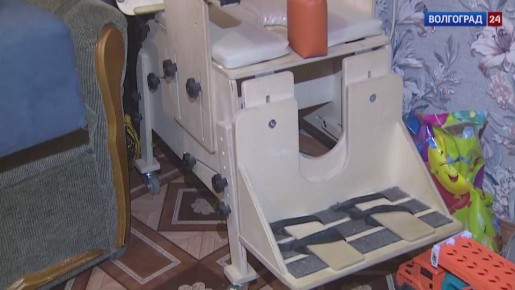 В Волжском мать ребенка с ОВЗ обязали выплатить штраф и убрать инвалидную коляску из подъезда