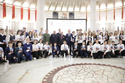 Сегодня, в День Конституции России, в Волгограде прошла торжественная церемония вручения паспортов 14-летним юношам и девушкам: отличникам учебы, победителям школьных олимпиад, спортивных конкурсов