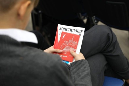 В День Конституции более 1000 школьников Волгоградской области получили паспорта