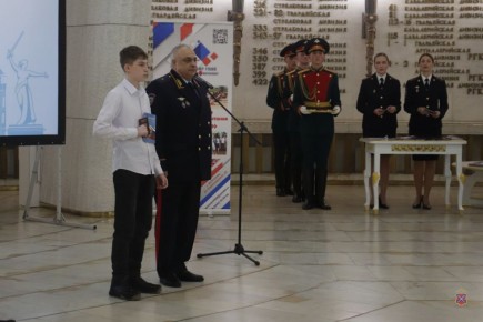 Юные волгоградцы получили главный документ в День Конституции