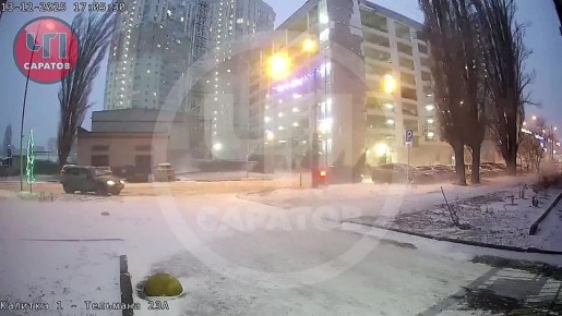 Ураган с метелью накрыл Саратовскую область: падают деревья и столбы, ветер срывает кровлю и обшивку зданий