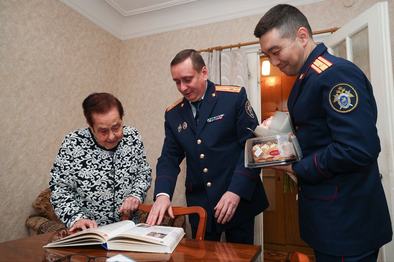 Сотрудники следственного управления навестили супругу легендарного криминалиста Генриха Самойловича Света Сотрудники следственного управления навестили супругу легендарного криминалиста Генриха Самойловича Света