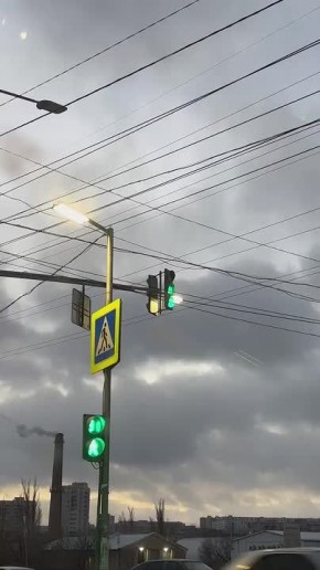 Этот светофор еле держится