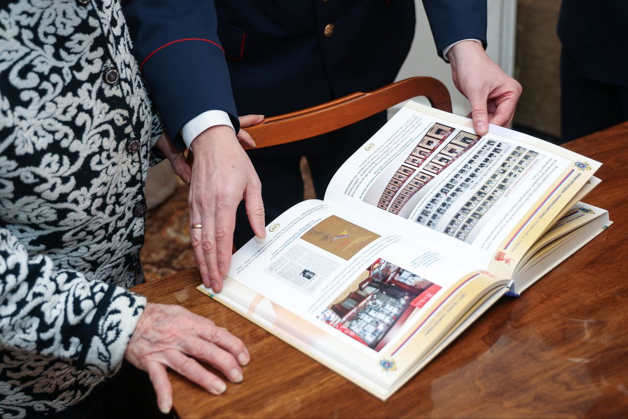 Сотрудники следственного управления навестили супругу легендарного криминалиста Генриха Самойловича Света Сотрудники следственного управления навестили супругу легендарного криминалиста Генриха Самойловича Света