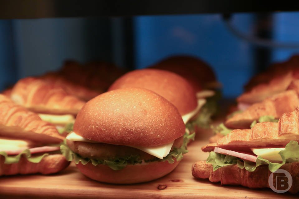 Бургером с гусеницей угостился житель Волжского