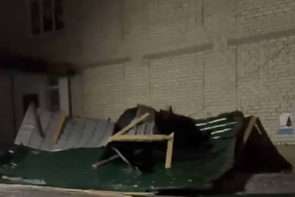 Ветер сорвал крышу с детского сада и повалил заборы в Камышине