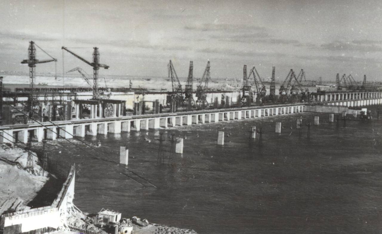 На фото - строительство Волжской ГЭС имени XXII съезда КПСС