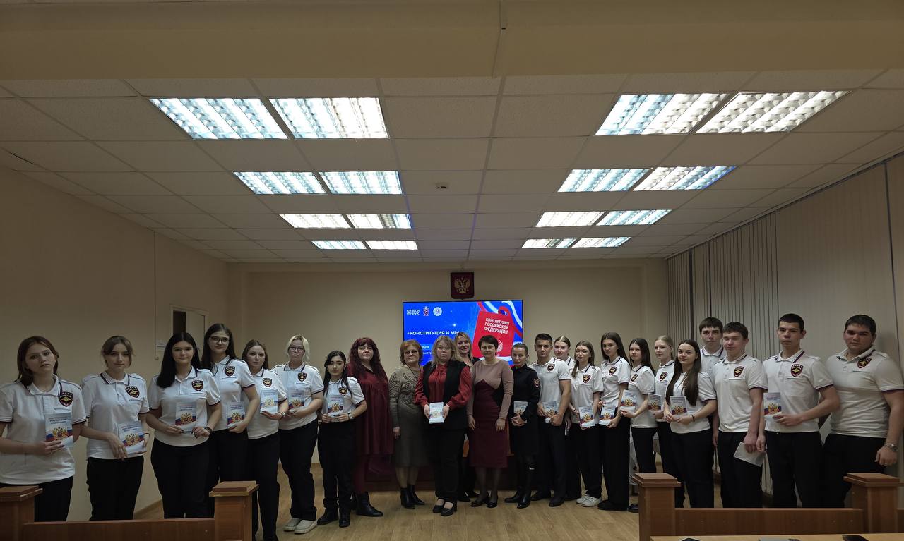 В День Конституции член Общественного совета при ГУ МВД России по Волгоградской области организовала интеллектуальную игру «Конституция и мы»