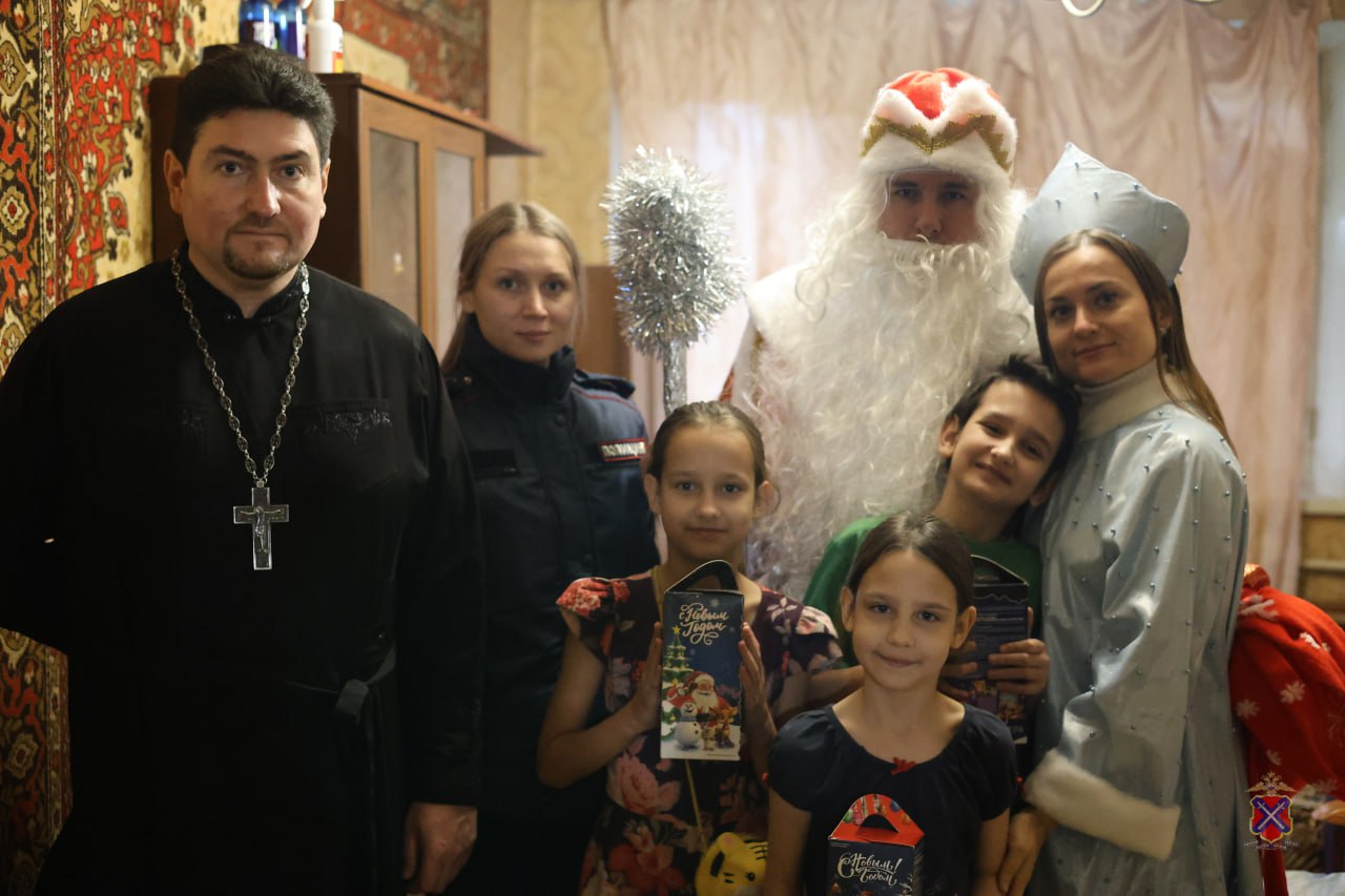 В Волгограде полицейские и общественники присоединились к Всероссийской акции МВД России «Полицейский Дед Мороз» В Волгограде полицейские и общественники присоединились к Всероссийской акции МВД России «Полицейский Дед Мороз»