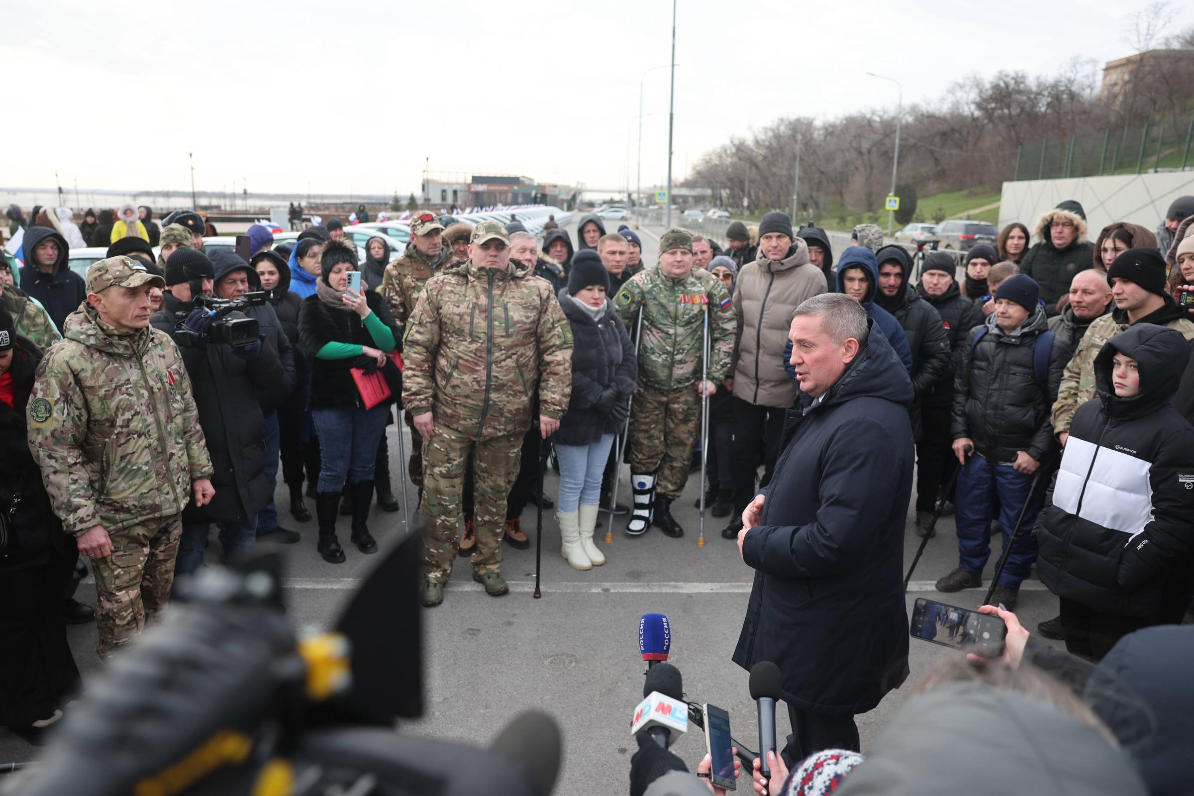 Губернатор Волгоградской области передал новые автомобили с ручным управлением ветеранам боевых действий