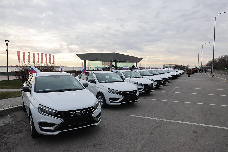 Губернатор Волгоградской области передал новые автомобили с ручным управлением ветеранам боевых действий Губернатор Волгоградской области передал новые автомобили с ручным управлением ветеранам боевых действий