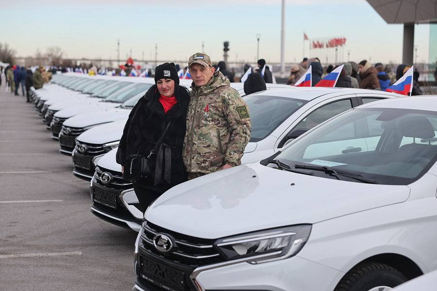Губернатор Волгоградской области передал новые автомобили с ручным управлением ветеранам боевых действий Губернатор Волгоградской области передал новые автомобили с ручным управлением ветеранам боевых действий