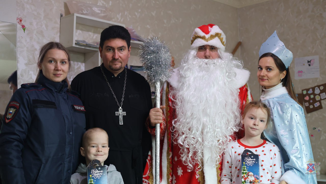 В Волгограде полицейские и общественники присоединились к Всероссийской акции МВД России «Полицейский Дед Мороз» В Волгограде полицейские и общественники присоединились к Всероссийской акции МВД России «Полицейский Дед Мороз»