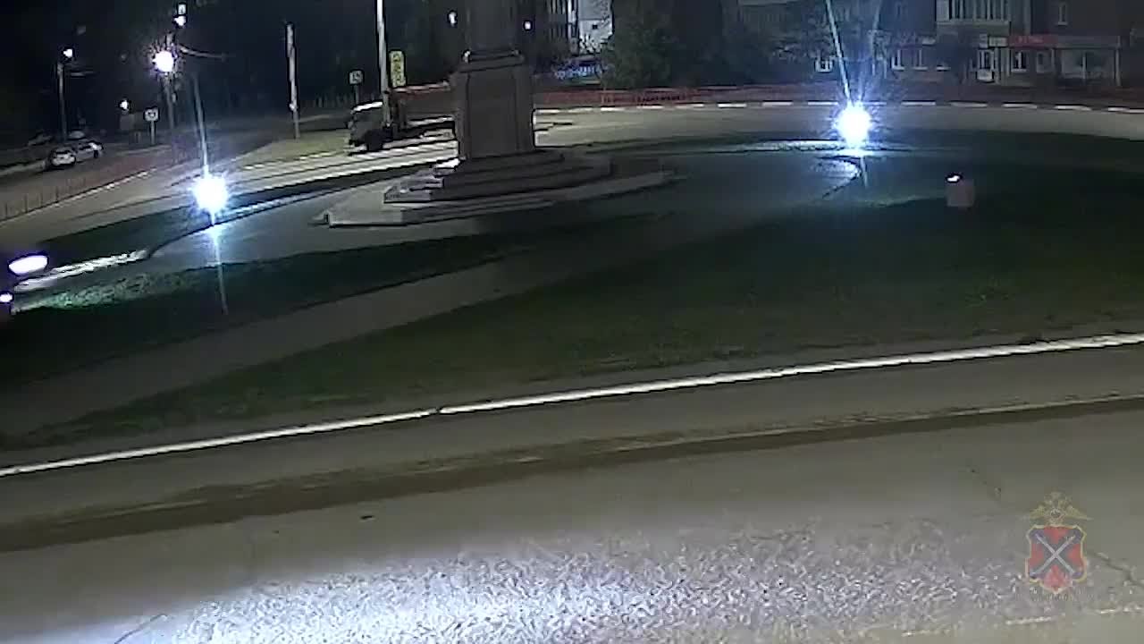 Камышанин влетел в памятник на иномарке: видео